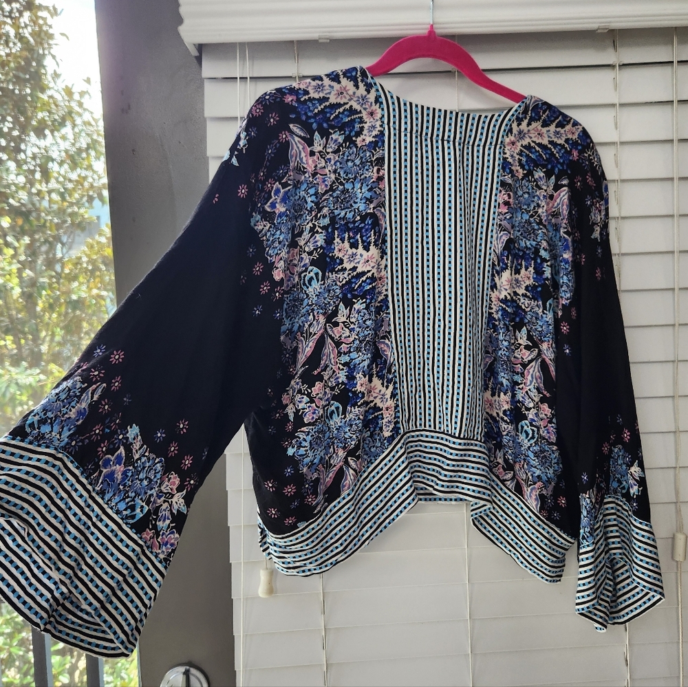 Free People Mix N Match Boho Black Floral V Neck Kimono Style Top Size Small - Picture 8 of 15